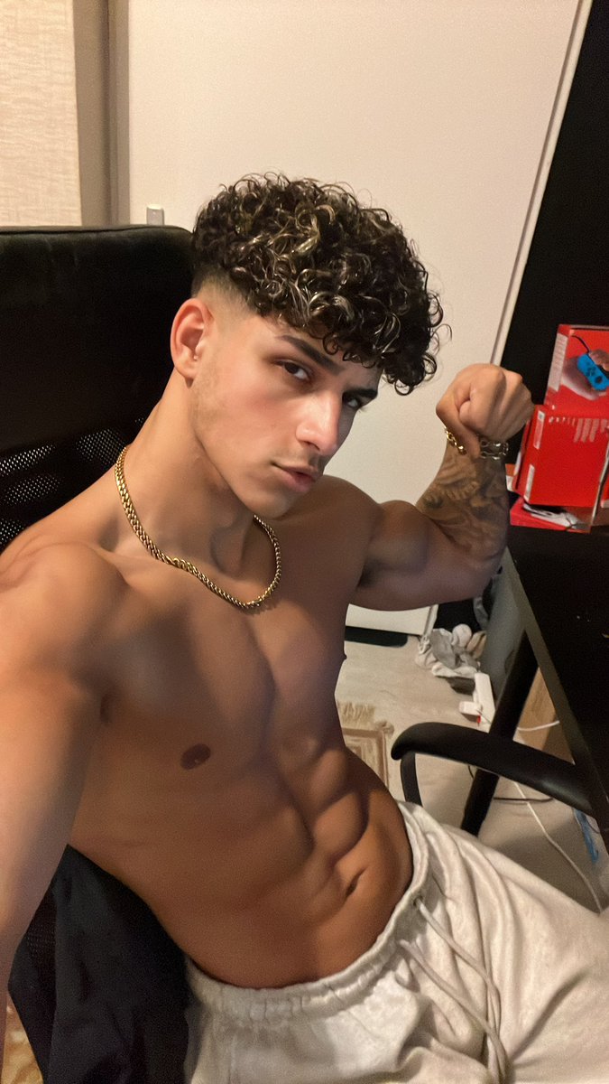 alphasepanta's tweet photo. Available for skype drains now 😈 who wants to be used by me? Get your poppers ready 🐷 https://t.co/OQkkDdLjKc