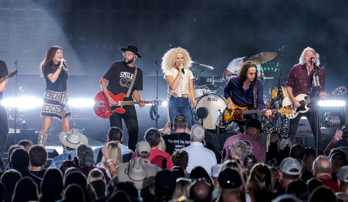 PinewoodBowl's tweet photo. Two words: Hell. Yeah. @littlebigtown @lindsayell https://t.co/JNKNCCeHen
