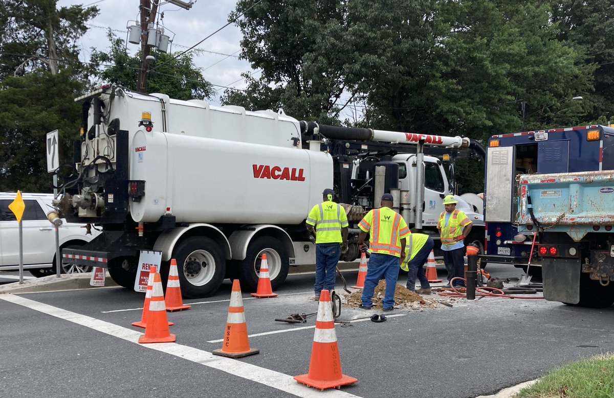CordellTraffic's tweet photo. #ChevyChase Northbound MD-185 Connecticut Avenue just past MD-410 East West Highway, single file left squeezing past the Utility Work at Dunlop Street. #DCTraffic #MDTraffic @WTOPTraffic https://t.co/N8nNEGGNf0