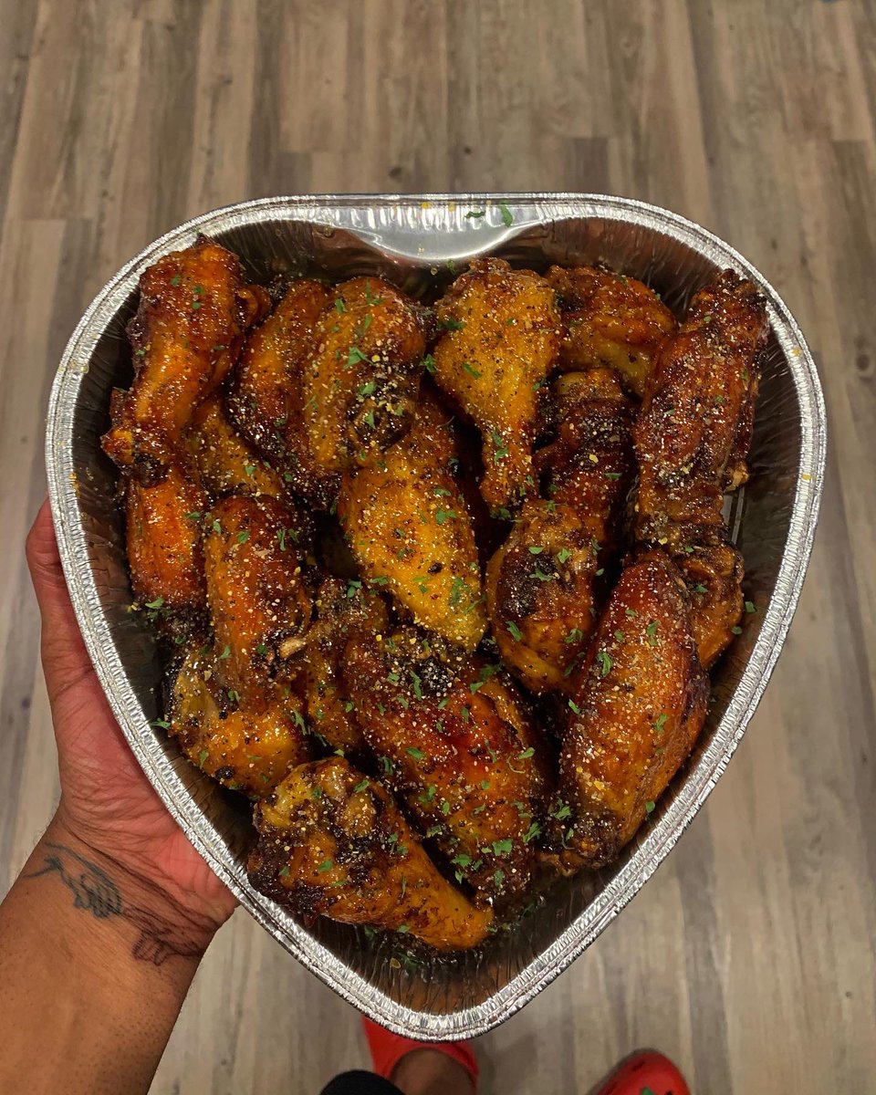 flexeatss's tweet photo. Happy National wing day 🤤? Flats or Drums 🤔 https://t.co/leicCYIeQ3