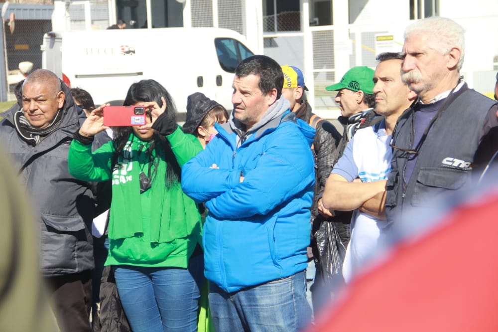 CTAABuenosAires's tweet photo. #AHORA #ASAMBLEA frente a la planta de @UnileverArg en #Tortuguitas #MalvinasArgentinas

#UnileverArgentina #UnileverDespide https://t.co/fVO3uBnV6q