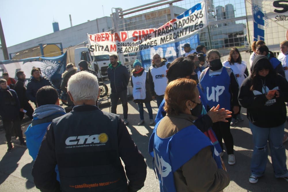 CTAABuenosAires's tweet photo. #AHORA #ASAMBLEA frente a la planta de @UnileverArg en #Tortuguitas #MalvinasArgentinas

#UnileverArgentina #UnileverDespide https://t.co/fVO3uBnV6q