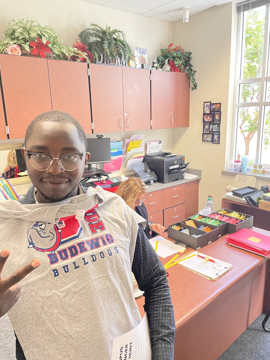 Found a proud bulldog! ⁦<a href="/TheTall_AP/">Christopher Rhodes</a>⁩ ⁦<a href="/evbyars94/">Elena Byars</a>⁩ ⁦<a href="/heatherturner70/">Heather Turner</a>⁩