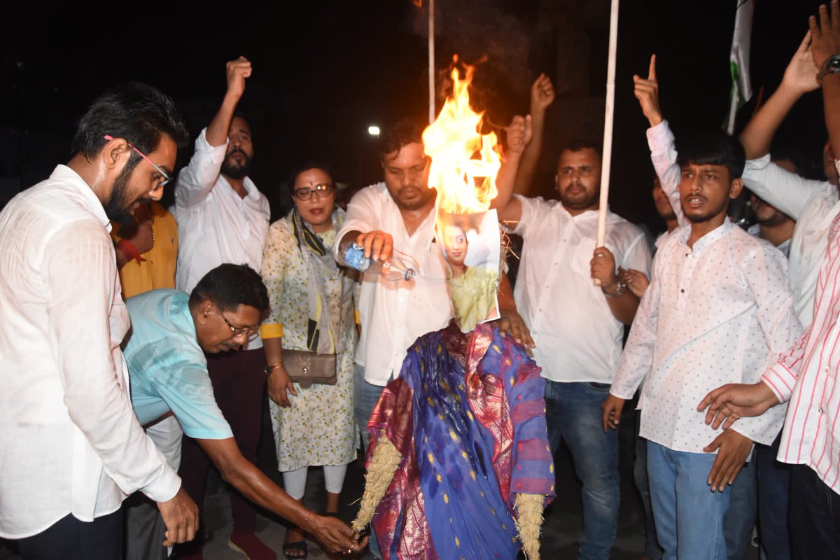RakhuDasTPYC's tweet photo. As per instructions of @IYC President @srinivasiyc ji,  Tripura Pradesh Youth Congress took out a protest rally &amp; Burn effigy of Smritiirani in Agartala. https://t.co/bbNWW51fzc