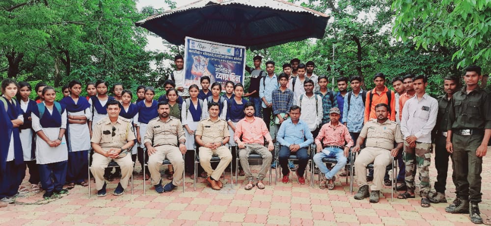 InfoWashim's tweet photo. वाघांच्या नैसर्गिक अधिवासांच्या संवर्धनासाठी व संरक्षणासाठी जागतिक पातळीवर प्रयत्न करणे, त्याबाबत जनजागृती करणे आणि वाघांच्या संवर्धनासाठी येणाऱ्या समस्यांवर विचार करणे हा जागतिक व्याघ्र दिन साजरा करण्यामागील उद्देशाने कार्यक्रमाचे आयोजन काटेपूर्णा अभयारण्याच्या वतीने करण्यात आले https://t.co/1zaFGcrLvq