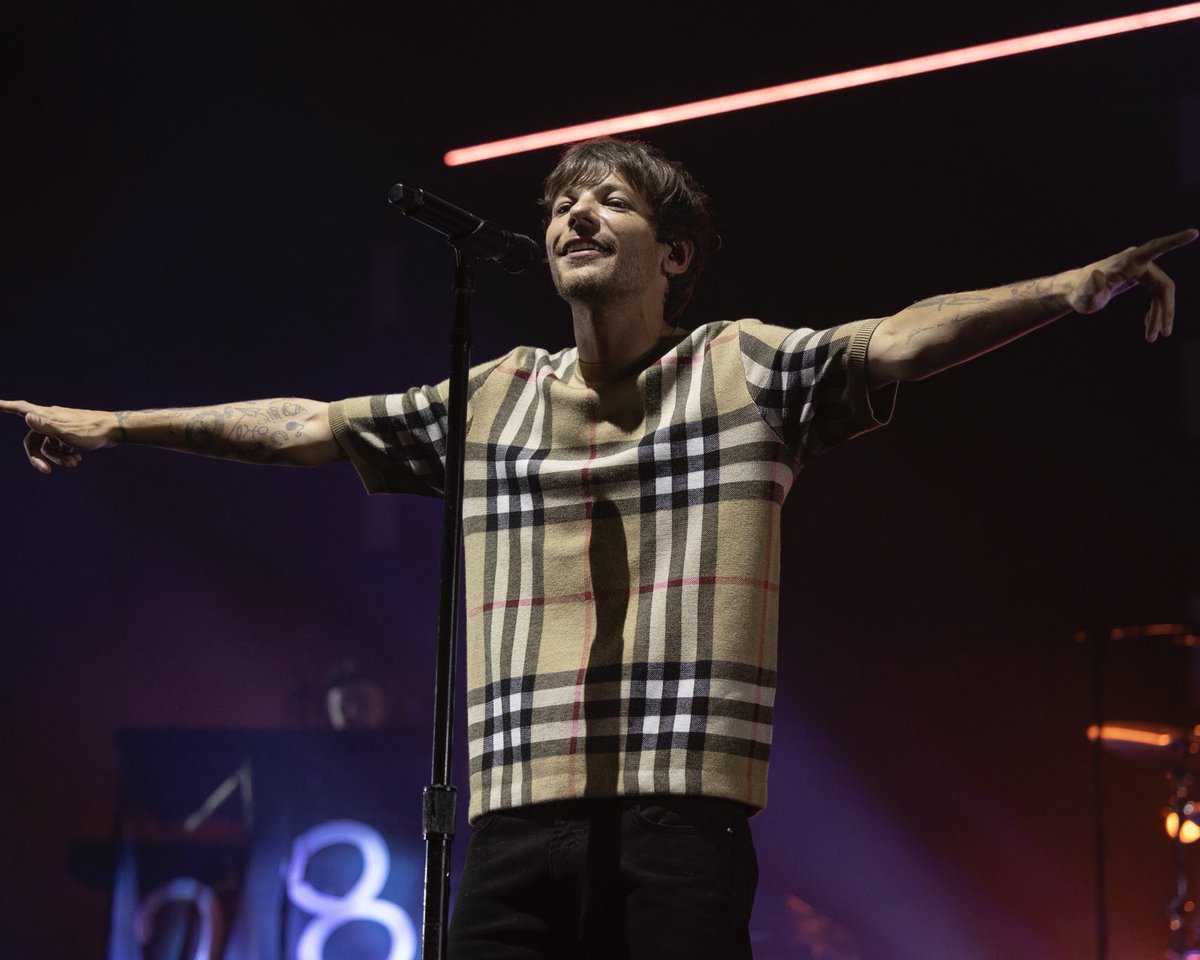a_cottagewitch's tweet photo. It has come to an end. A bit sad that I'm gonna miss you on a daily basis but so proud of ya @Louis_Tomlinson for a super successful world tour. Many more is to come we hope x https://t.co/afnJzWW9ZE