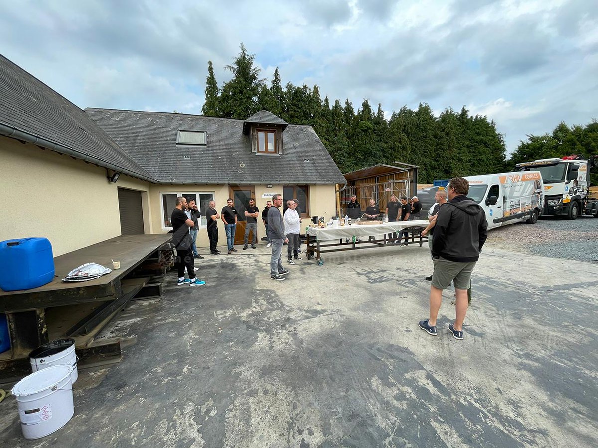 RhpCombles's tweet photo. Nos équipes s'offrent un moment de convivialité avant de profiter de quelques semaines de vacances. Mais n'ayez crainte ! Une permanence est en place pour assurer les rendez-vous et l'avancement des travaux.

Un projet d'agrandissement ? RDV sur : https://t.co/iDa0t7Waep https://t.co/w5st5JmJPX