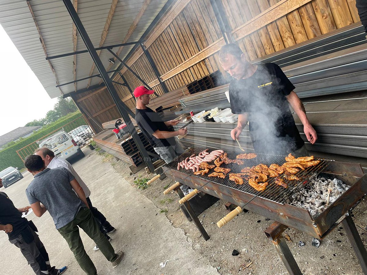 RhpCombles's tweet photo. Nos équipes s'offrent un moment de convivialité avant de profiter de quelques semaines de vacances. Mais n'ayez crainte ! Une permanence est en place pour assurer les rendez-vous et l'avancement des travaux.

Un projet d'agrandissement ? RDV sur : https://t.co/iDa0t7Waep https://t.co/w5st5JmJPX
