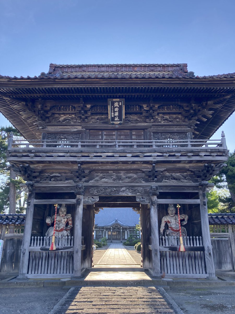 秋田県 龍洞山 永泉寺✨ 通りすがりに立ち寄りました♪ 由利本荘市にあるお寺で、山門は秋田県有形文化財に指定されています☺️ 左右に仁王像が配置されていて、彫刻や絵画が見事です😳 本殿より山門がメインの見どころだと思います😊♪