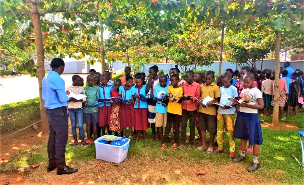 RCCS_GSF's tweet photo. During the holidays period kids from the community are attending the #ReadingtheGreatestVigour, #ReadingWatersyourMind" program #RCCS where they #readbooks, #playstories, #playsketches and even they #learnICT
@SomaRwanda @BugeseraDistr
@RwandaEast
@Rwanda_Edu
@NtaramaS https://t.co/ZFBnryDSKY