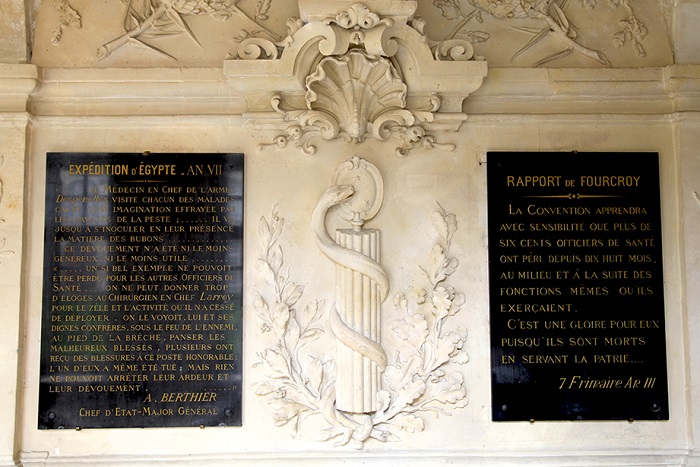 Val-de-Grâce l Se Souvenir. À voir dans le cloître de l'<a href="/SSA_EVDG/">Ecole Val-de-Grâce</a> : les plaques commémoratives rappellent le l'engagement et le sacrifice des personnalités du #SSA durant 3 siècles.
Un lieu de #mémoire et de #tradition.