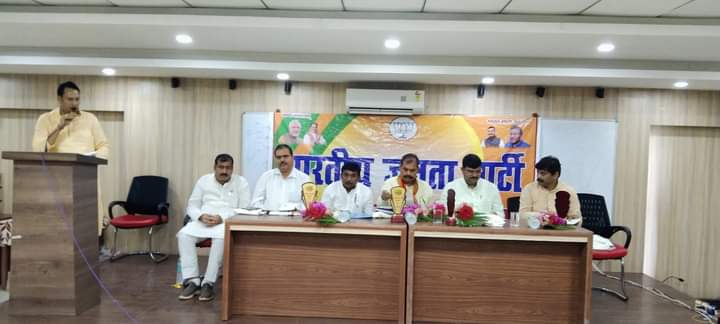 BjpGarhwa's tweet photo. भाजपा झारखंड प्रदेश के माननीय संगठन महामंत्री आदरणीय श्री Dharampal Singh  जी ने आज बिश्रामपुर में पलामू एवं गढ़वा जिले के सभी पदाधिकारियों एवं सभी मंडल अध्यक्षों के साथ एक संगठनात्मक बैठक आयोजित की जिसमें शामिल हुवे गढ़वा जिला अध्यक्ष एवं पदाधिकारी
@BJP4Jharkhand https://t.co/LNUznO4ySo