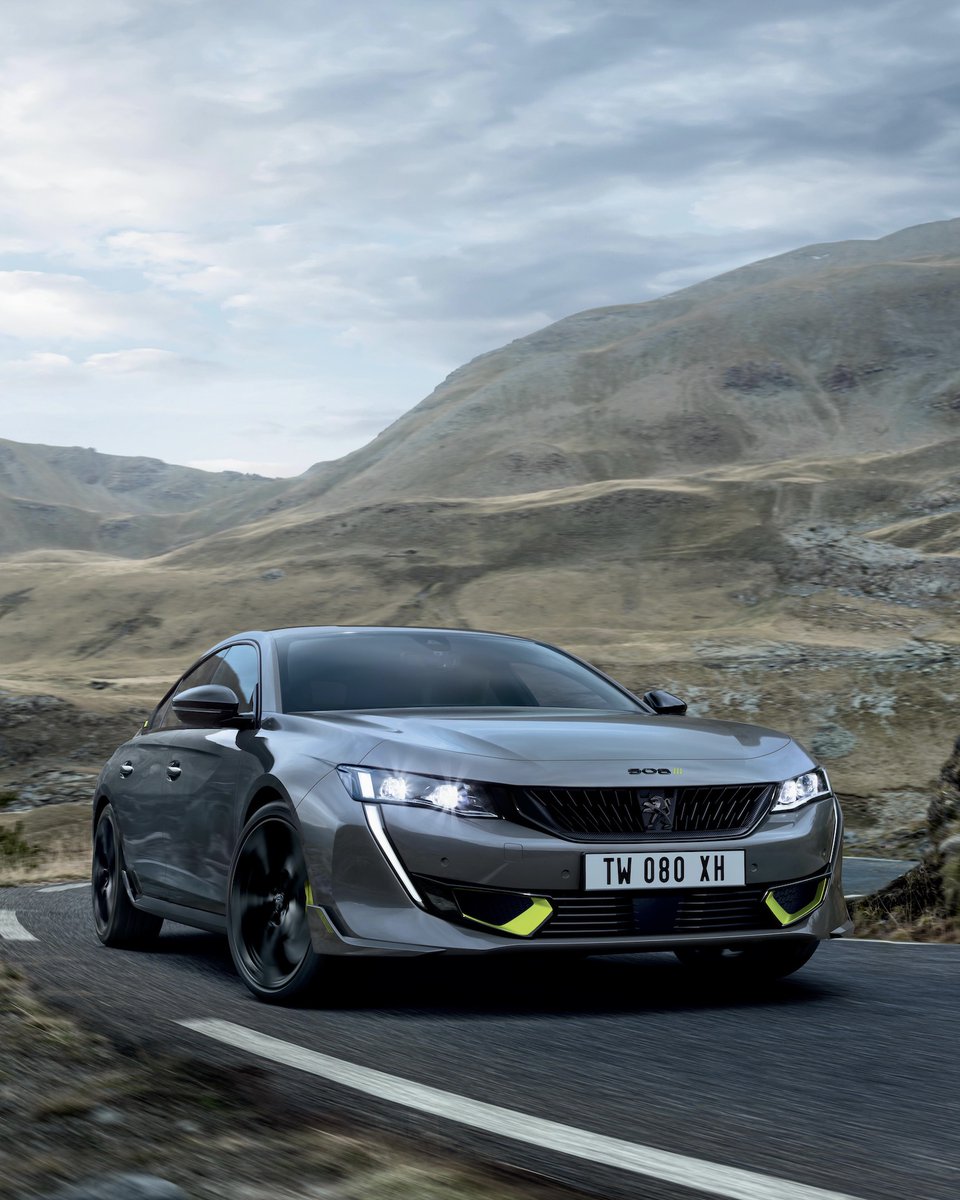 PeugeotFR's tweet photo. Des performances qui déplacent des montagnes. #Peugeot508PSE #HybrideRechargeable https://t.co/vvCUuckbRK