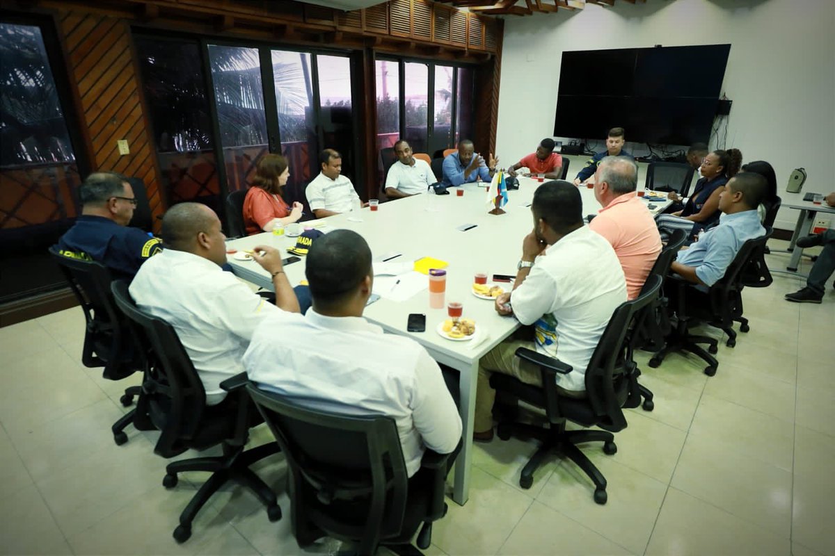 AusEmbCO's tweet photo. Me siento orgullosa de estar por primera vez en San Andrés, Providencia y Santa Catalina. 

Me reuní con el Gobernador @EVERTHHAWKINS para conversar acerca de transición energética, conectividad, océanos y restauración de colares y manglares. 🇦🇺🤝🇨🇴

https://t.co/0lBwBDHBiB https://t.co/Ul6f6x5w0Q