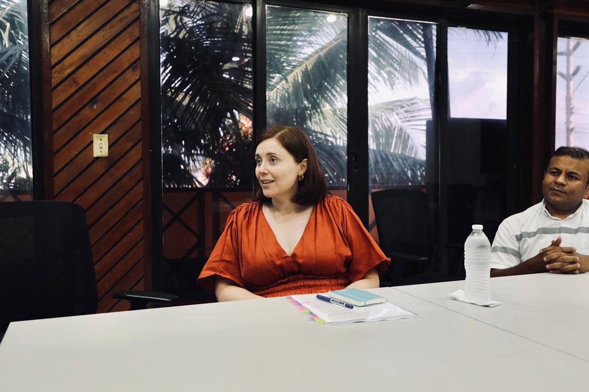 AusEmbCO's tweet photo. Me siento orgullosa de estar por primera vez en San Andrés, Providencia y Santa Catalina. 

Me reuní con el Gobernador @EVERTHHAWKINS para conversar acerca de transición energética, conectividad, océanos y restauración de colares y manglares. 🇦🇺🤝🇨🇴

https://t.co/0lBwBDHBiB https://t.co/Ul6f6x5w0Q