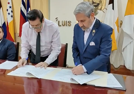 EPPetroecuador's tweet photo. El Alcalde de @Jipijapa_GAD, @LuisGencon y el Gerente General de @EPPETROECUADOR, Ítalo Cedeño, suscriben este convenio de cooperación, sustentado en la labor de responsabilidad social que la empresa ejecuta en áreas próximas a sus operaciones. 
#TrabajamosParaelDesarrollo https://t.co/dOj9fEABbq