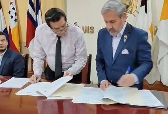 EPPetroecuador's tweet photo. El Alcalde de @Jipijapa_GAD, @LuisGencon y el Gerente General de @EPPETROECUADOR, Ítalo Cedeño, suscriben este convenio de cooperación, sustentado en la labor de responsabilidad social que la empresa ejecuta en áreas próximas a sus operaciones. 
#TrabajamosParaelDesarrollo https://t.co/dOj9fEABbq