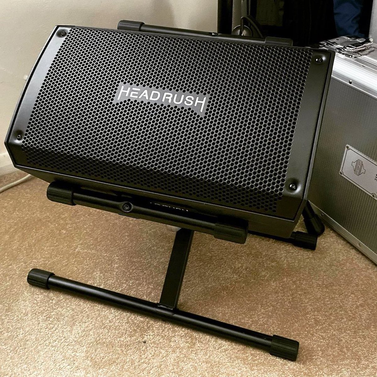 Do you elevate your HeadRush FRFR? #headrushfx #frfr #headrushfrfr108 #headrush #elevate #guitar #guitarplayer #guitarsdaily #bassist #bassplayer #headrushfrfr108 #headrushfrfr112 #ampstand #guitarist #guitaristsofinstagram 📸@petersteer13