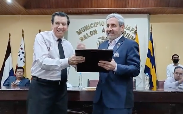 EPPetroecuador's tweet photo. El Alcalde de @Jipijapa_GAD, @LuisGencon, destaca la cooperación de @EPPETROECUADOR, para el desarrollo de la ciudad. El convenio contempla la entrega de 342 426 Kg de asfalto con el objetivo de intervenir un aproximado de 120 tramos de calles.
#TrabajamosParaelDesarrollo https://t.co/HFTnBkq4St