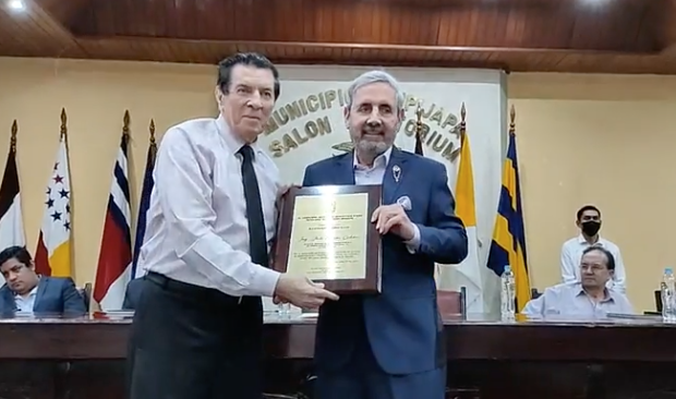 EPPetroecuador's tweet photo. El Alcalde de @Jipijapa_GAD, @LuisGencon, destaca la cooperación de @EPPETROECUADOR, para el desarrollo de la ciudad. El convenio contempla la entrega de 342 426 Kg de asfalto con el objetivo de intervenir un aproximado de 120 tramos de calles.
#TrabajamosParaelDesarrollo https://t.co/HFTnBkq4St