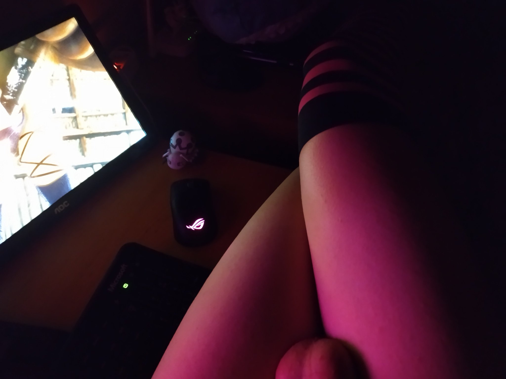 1 pic. Friday night. #Femboy #Thighs #Porn https://t.co/nQfm1m8pef