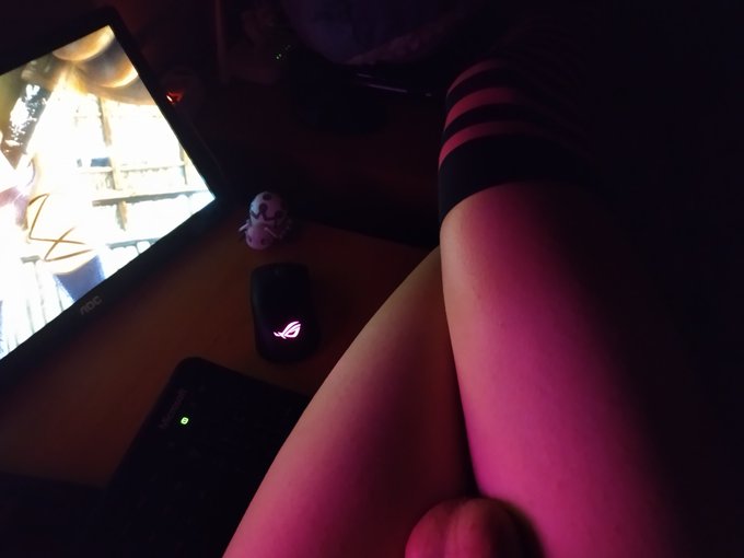 1 pic. Friday night. #Femboy #Thighs #Porn https://t.co/nQfm1m8pef