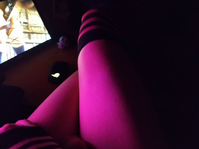2 pic. Friday night. #Femboy #Thighs #Porn https://t.co/nQfm1m8pef