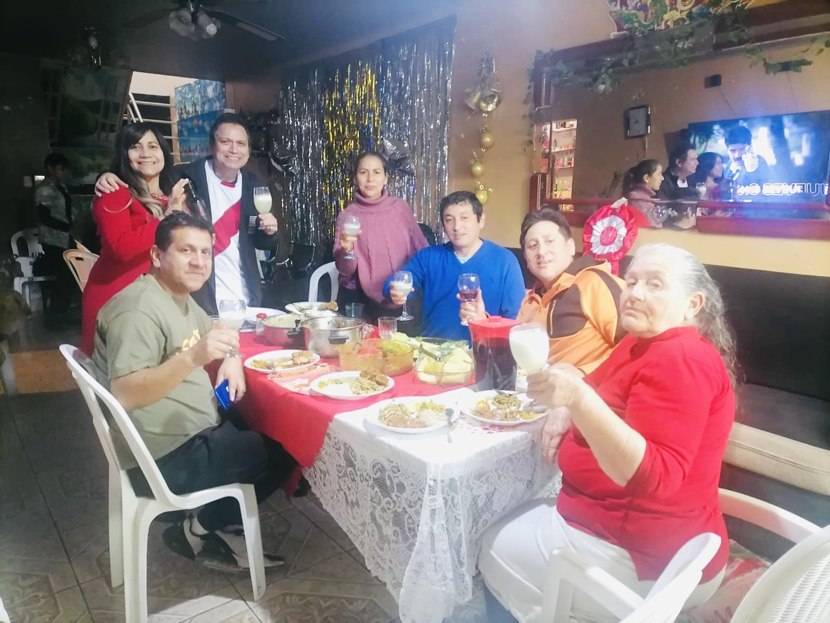 GinaSernaque's tweet photo. Mi familia, 😍celebraron la independencia del 🇵🇪 Perú
Yo feliz 🙂 🙃
Comiendo esos ricos potajes en mis pensamientos 😅
#MujerDeDios #familiaunidajamasseravencida https://t.co/KfK7rnqgHD