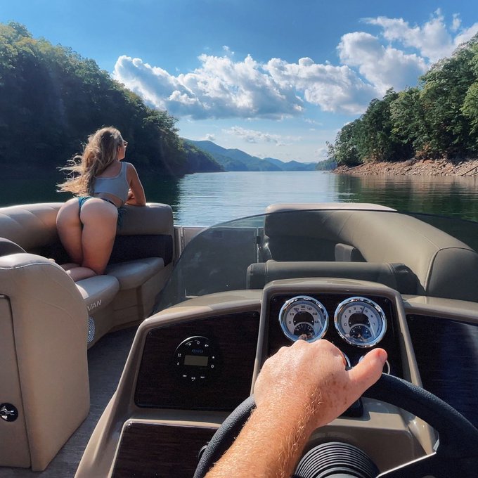Captain&rsquo;s chair definitely has it&rsquo;s perks. ⚓️&hearts;️ https://t.co/SjdO4CYUGL