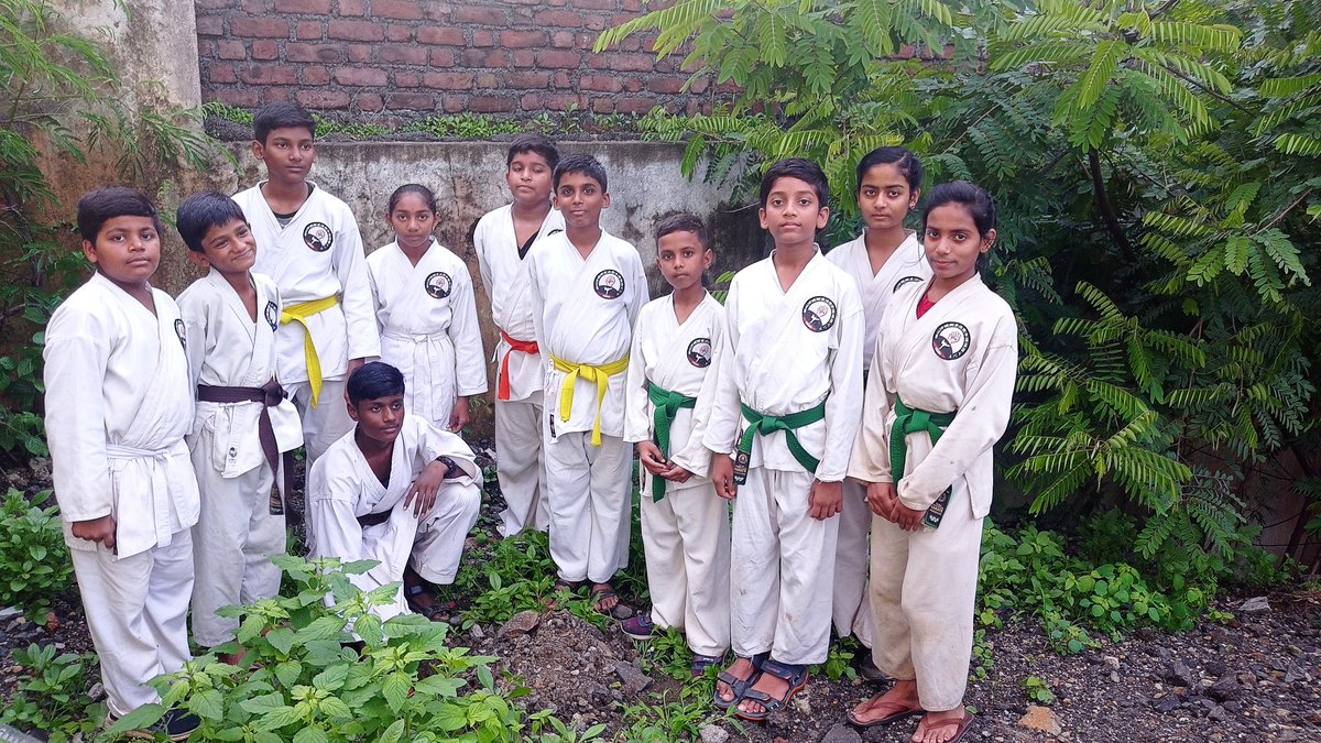 AbvpNanded's tweet photo. विकासार्थ विद्यार्थी (SFD) आणि कराटे व किक बॉक्सींग प्रशिक्षण केंद्र यांच्या वतीने सिडको भागात जिजाऊ सृष्टी येथे वृक्षारोपण करण्यात आले. यावेळी कराटे प्रशिक्षक सेन्साई एकनाथ पाटील अभाविप कार्यकर्ते व विद्यार्थी उपस्थित होते. @sfdmaha @AbvpDevgiri @SinghkiRay #ABVPNEDCONNECT https://t.co/IaopbGsnnw