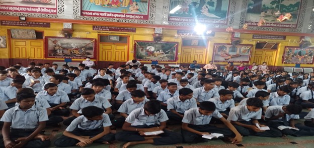 Vadcitypolice's tweet photo. વડોદરા શહેર વાડી પોલીસ સ્ટેશન દ્વારા ગીતામંદિર સ્કૂલ ખાતે e-FIR બાબતે જાગૃતિ કાર્યક્રમનું આયોજન કરવામાં આવ્યું

@dgpgujarat 

#VadodaraCityPolice #awarenessprogram #efir
#efirawarenessprogram #vadodaranews #Vadodara https://t.co/EnPAerRFo0