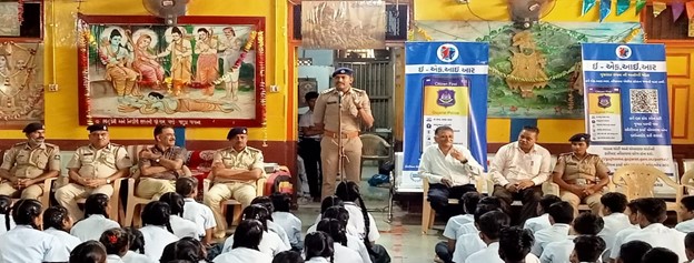Vadcitypolice's tweet photo. વડોદરા શહેર વાડી પોલીસ સ્ટેશન દ્વારા ગીતામંદિર સ્કૂલ ખાતે e-FIR બાબતે જાગૃતિ કાર્યક્રમનું આયોજન કરવામાં આવ્યું

@dgpgujarat 

#VadodaraCityPolice #awarenessprogram #efir
#efirawarenessprogram #vadodaranews #Vadodara https://t.co/EnPAerRFo0