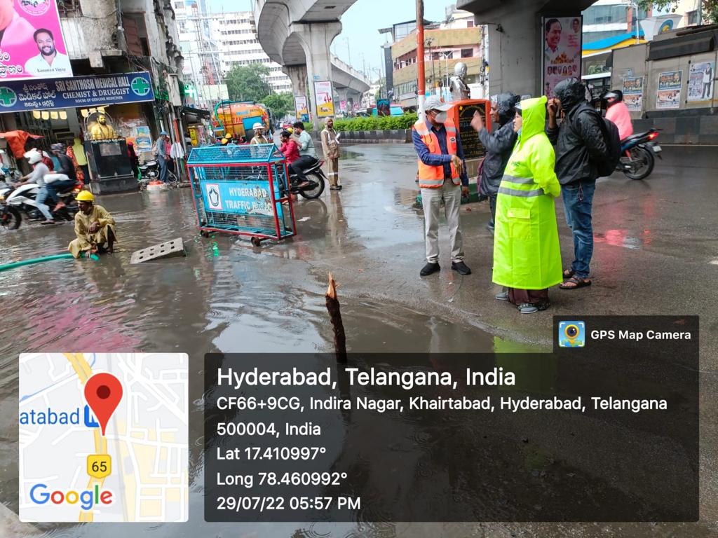 Ratnakar_SE's tweet photo. Despite heavy rain Monsoon teams cleared water stagnations within no time in Khairtabad Zone, situation back to normal within half an hour. Along with EE &amp; team @  Khairtabad  Railway Gate.
@GadwalvijayaTRS 
@arvindkumar_ias 
@CommissionrGHMC 
@GHMCOnline 
@ZC_Khairatabad https://t.co/llnvY1LB9H