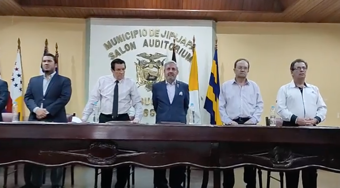 EPPetroecuador's tweet photo. Finaliza la ceremonia en la que el Gerente General de @EPPETROECUADOR, Ítalo Cedeño, suscribió un convenio de cooperación interinstitucional con el @Jipijapa_GAD, a través de su Alcalde, @LuisGencon, para el mejoramiento vial de esta ciudad manabita.
#TrabajamosParaelDesarrollo https://t.co/bJFcRlMEAX