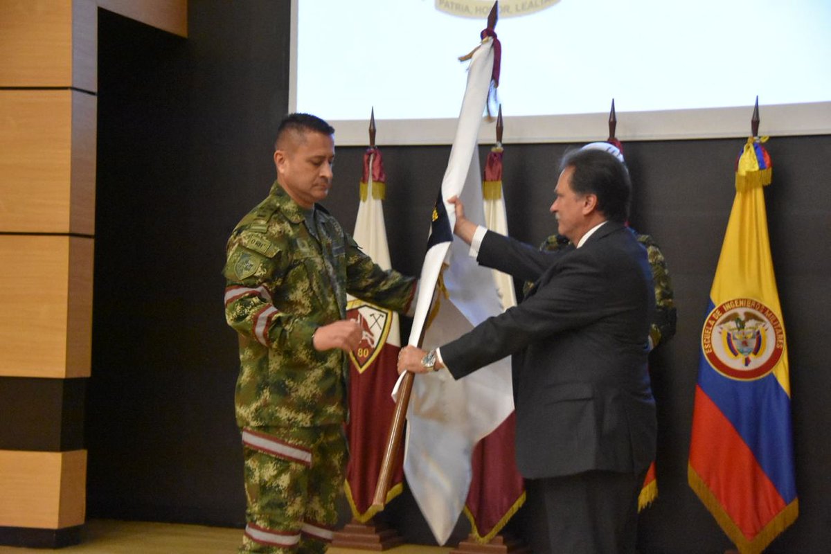 UNGRD's tweet photo. Como parte del acto simbólico, el Dir. @UNGRD entregó bandera de reacreditación, proceso que se logró en junio cuando el #USARCol13 presentó la planeación necesaria y enfrentó un ejercicio de 24 horas ininterrumpidas donde demostraron destrezas y en los 134 desempeños evaluados. https://t.co/K7MiQNH8CK