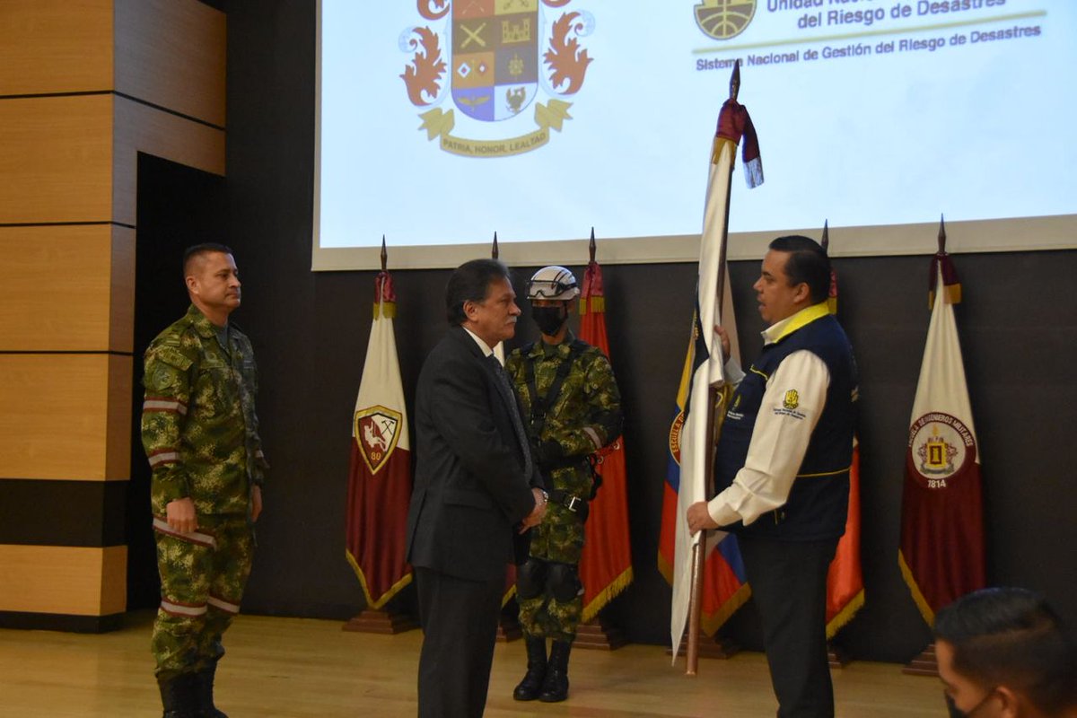 UNGRD's tweet photo. Como parte del acto simbólico, el Dir. @UNGRD entregó bandera de reacreditación, proceso que se logró en junio cuando el #USARCol13 presentó la planeación necesaria y enfrentó un ejercicio de 24 horas ininterrumpidas donde demostraron destrezas y en los 134 desempeños evaluados. https://t.co/K7MiQNH8CK