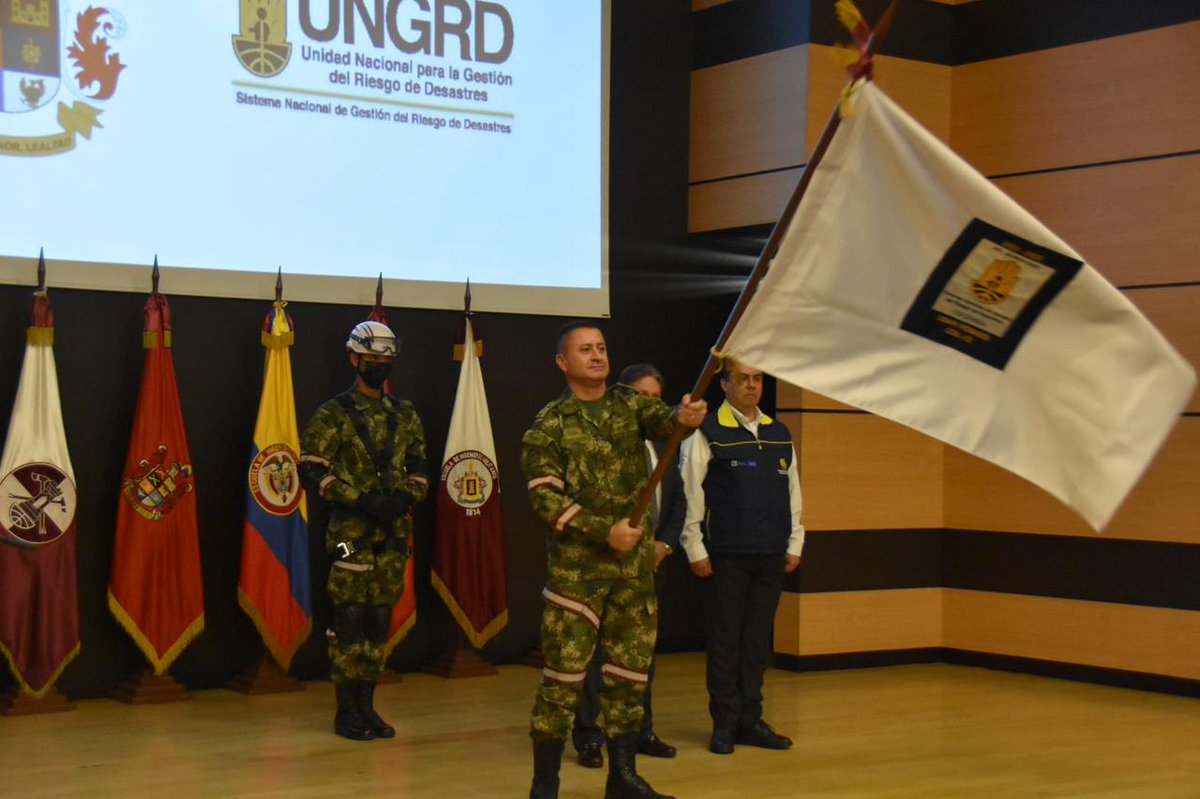 UNGRD's tweet photo. Como parte del acto simbólico, el Dir. @UNGRD entregó bandera de reacreditación, proceso que se logró en junio cuando el #USARCol13 presentó la planeación necesaria y enfrentó un ejercicio de 24 horas ininterrumpidas donde demostraron destrezas y en los 134 desempeños evaluados. https://t.co/K7MiQNH8CK