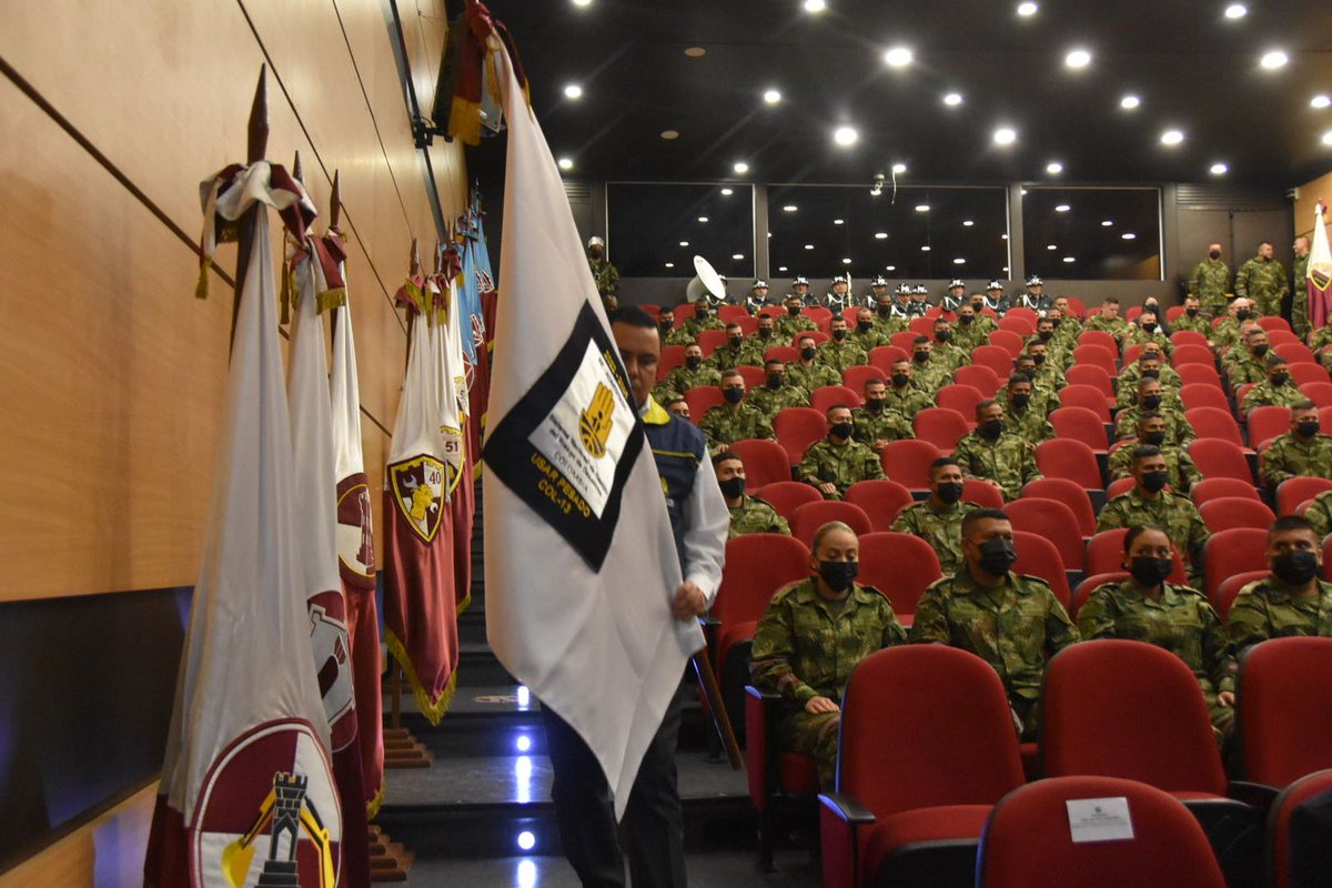 UNGRD's tweet photo. Finalmente y como acto protocolario, se entregó a los hombres y mujeres del equipo #USARCol13, un parche insignia el cual los identifica como miembros de un equipo acreditado de #BúsquedaYRescate del Sistema Nacional de Gestión del Riesgo de Desastres #SNGRD. https://t.co/U7TLgUc4SP