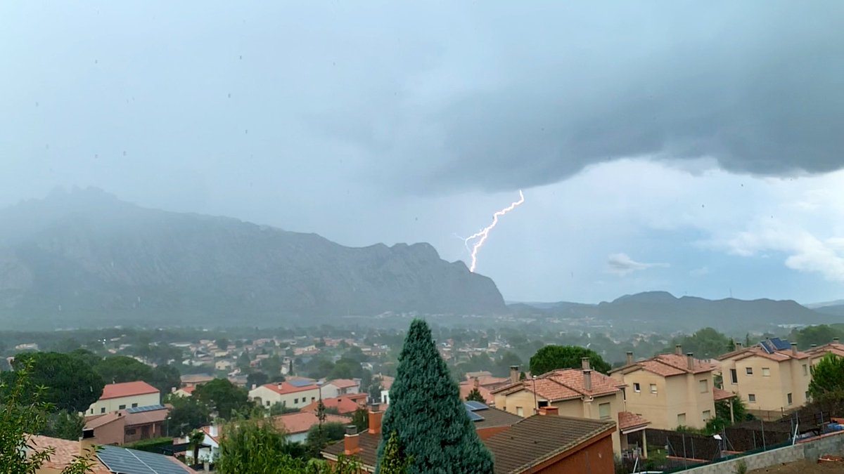 manusponja's tweet photo. Tempesta per Collbató des-de casa de principi a final @SoniaPapell @Vakapiupiu @btveltemps @celsiusmeteo @marcosamores @eltempsTV3 @MeteoSAB @SergiLoras https://t.co/mCGO2bMoNa