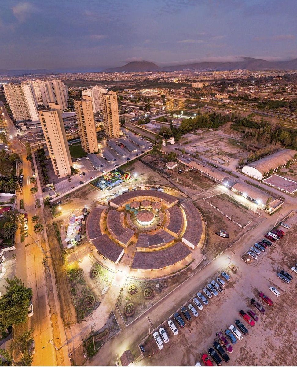 Con más de 2 mil metros cuadrados, cerca de 80 expositores de artesanías, restaurantes, juegos infantiles, food trucks y estacionamiento, el Pueblito Peñuelas es un excelente panorama para disfrutar con la familia.
Visítalo y disfruta de sus atractivos.

Foto: Lapso 360