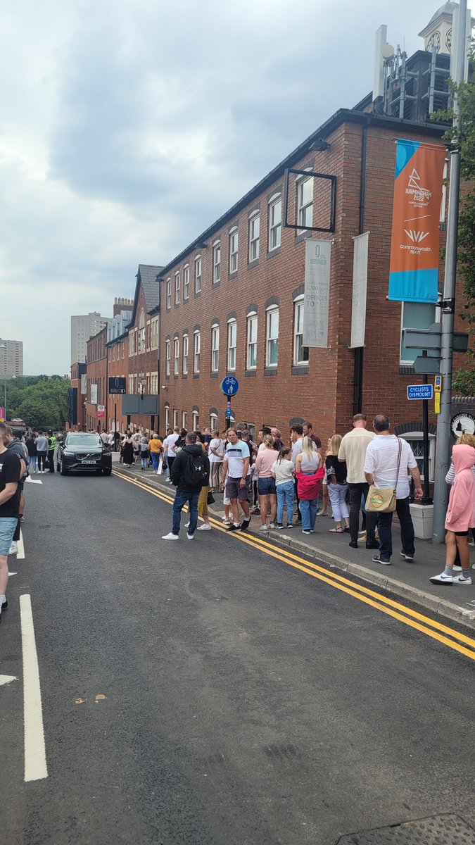 AdsheadIan's tweet photo. Having been to sporting events all over the world, including the Olympics, I have never known queues like this. #CommonwealthGames https://t.co/jtUYqwIM6r