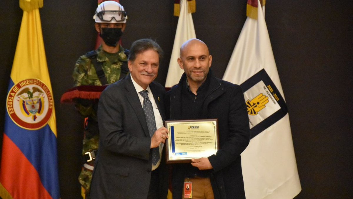 UNGRD's tweet photo. Director de la @UNGRD Eduardo José González, entregó un reconocimiento a @BomberosBogota y al @GrupoPONALSAR por el apoyo técnico y operativo en los procesos de acreditación de equipos de #BúsquedaYRescate que permitieron la reacreditación hoy del #USARCol13 de @Ingenieros_EJC. https://t.co/1MMMqfH2Fo