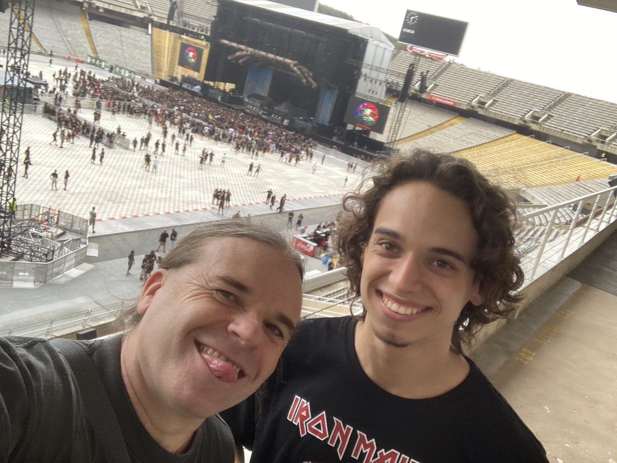 oscarnavarrop's tweet photo. Ja hi som! Per veure @IronMaiden El primer gran concert del meu fill @Ales_Navarro Com el meu primer concert amb @Txemaneas @Claudia63702982 Sumant a més amics! https://t.co/ZJKNeZny65
