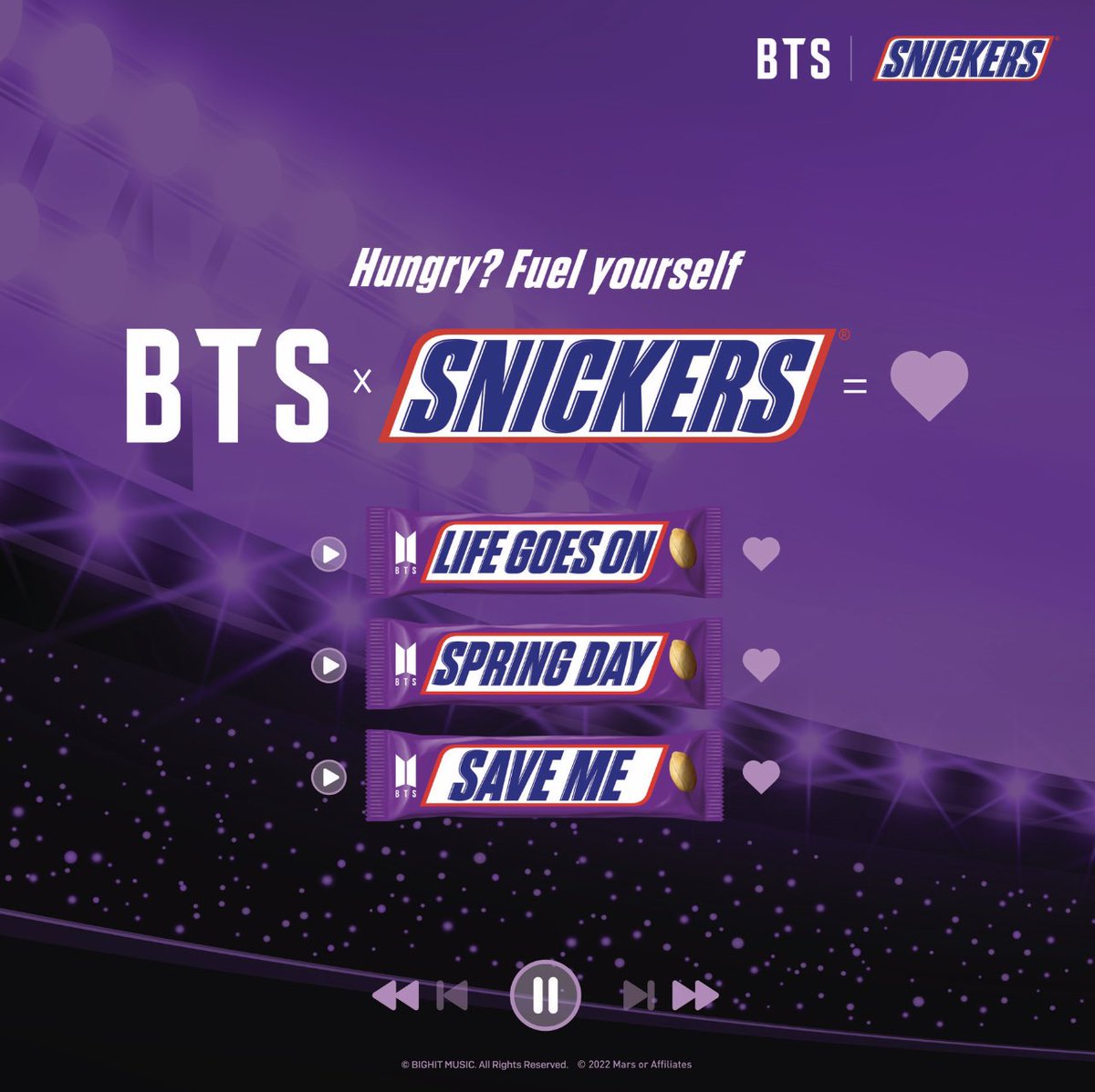 sugadboy's tweet photo. — COLABORACIÓN DE #BTS CON SNICKERS. Esta cuenta con envoltorios de edición limitada de color púrpura junto a títulos de canciones, por el momento se puede encontrar en países como Filipinas, Tailandia y Vietnam.

@BTS_twt © Army_Connect https://t.co/oYXelTmEs8