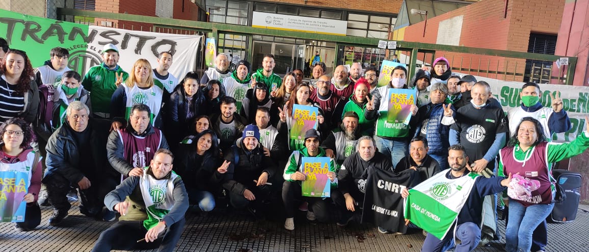 ATEtransitocaba's tweet photo. JORNADA DE VISIBILIZACIÓN DEL CUERPO DE TRÁNSITO DE @gcba
Porque el salario no alcanza, #PaseAPlanta #ReincorporaciónDeLxsDespedidxs #NingúnSalarioPorDebajoDeLaLíneaDeLaPobreza #IndumentariaReglamentariaEnCondiciones
☎️ Director de DGOPyCA Marcelo Zeolla y @MarceDaless. https://t.co/GNbMY4TDak