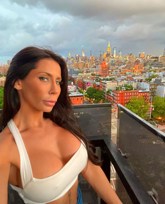 Your in the Big Apple and can do only 3 things, what are you doing?  #FridayVibes #Friday https://t.<a href="/tag/friday"class="tags"><span>#friday</span></a><a href="/tag/fridayvibes"class="tags"><span>#fridayvibes</span></a>