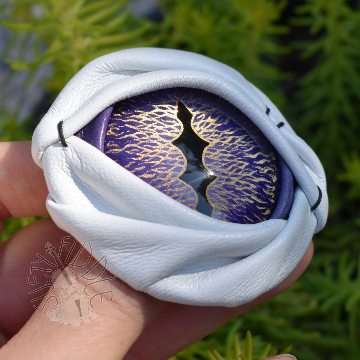 I had a lot of fun with my gold paint for tomorrow's shop drop 

#handmade #weirdart #dnd #pincollection