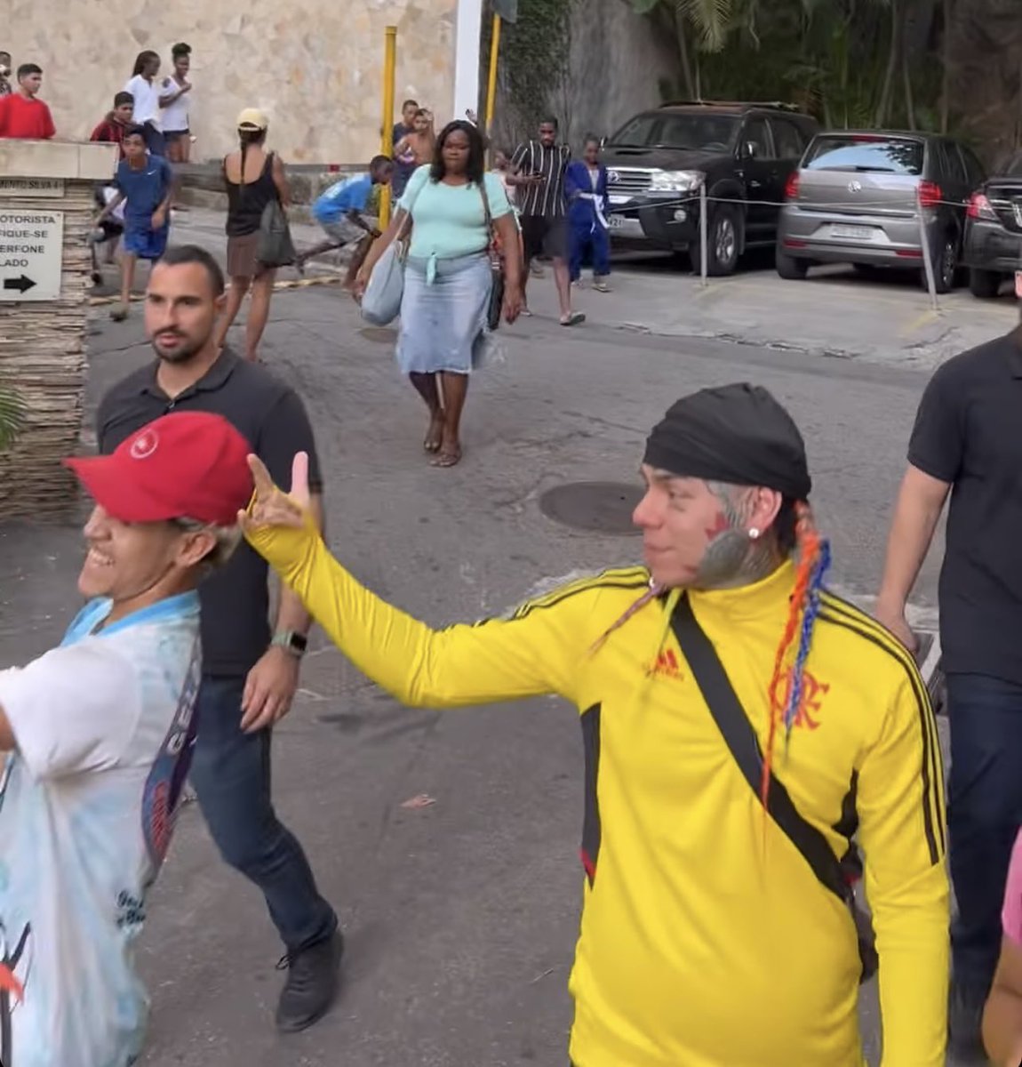 futtmais's tweet photo. Um dos trappers mais famosos do mundo, 6ix9ine, usando a Jaqueta do Flamengo, no Rio de janeiro. https://t.co/VwenN2ncGm