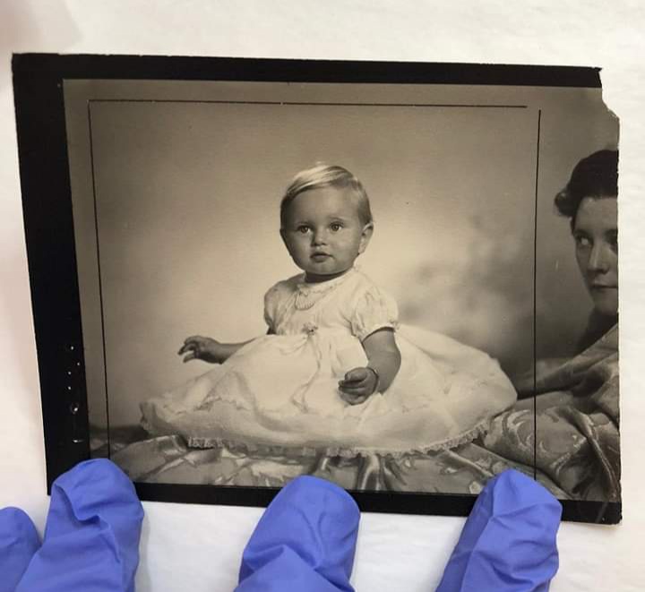 NThardmanshouse's tweet photo. It's all in the framing. π This contact prints reveals the truth behind the 'perfect posing' seen in Hardman's portraits of children.
This print was recently cleaned as part of our ongoing work to care for the Hardman collection. #HardmansUnpacked https://t.co/3zM5rBCrUo