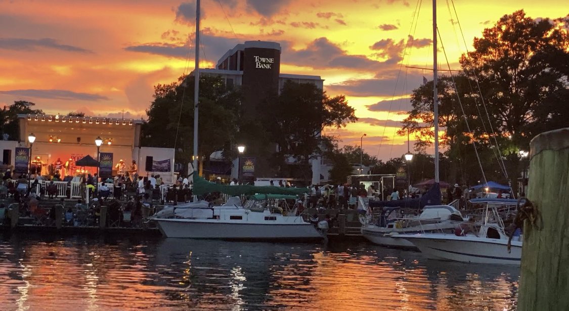 LisasPointofVi1's tweet photo. Amazing #sunset views at #SunsetThursdays live music in #Portsmouth #Virginia from #LisasPointofView https://t.co/KUIy95Os6k